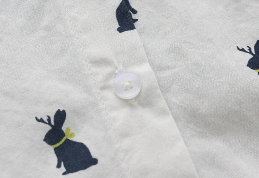 Unieke dames shirtjurk met speelse konijnenprint en klassieke reverskraag. Trendy korte mouwen voor een frisse look.