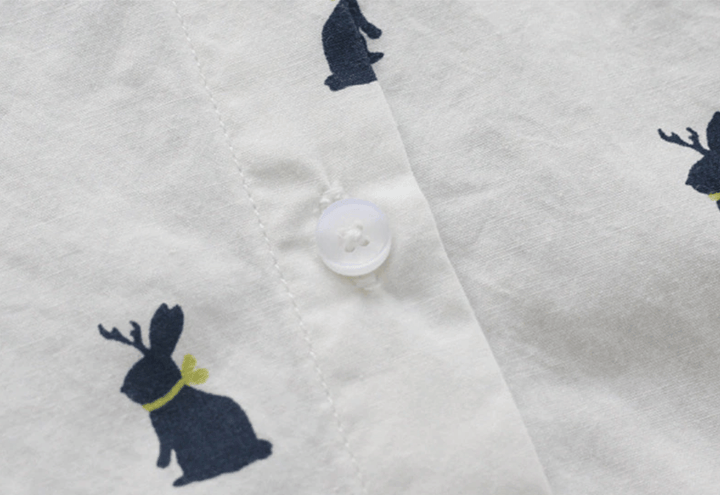 Unieke dames shirtjurk met speelse konijnenprint en klassieke reverskraag. Trendy korte mouwen voor een frisse look.