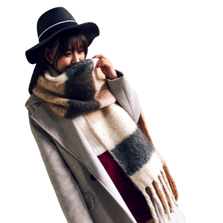 Gedetailleerde weergave van de "MargarietsScarf" dames sjaal. Stijlvol geweven textiel, trendy voor elke vrouw.