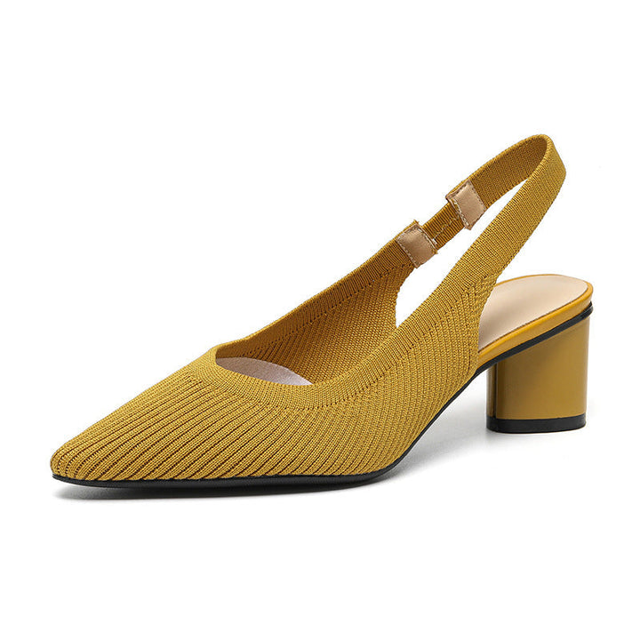 Deze dames slingback pumps combineren elegantie met comfort door de lage blokhak en spitse neus.