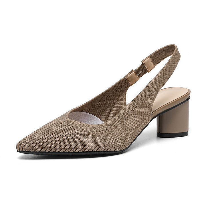 Close-up van de spitse neus van deze elegante dames slingback pumps.