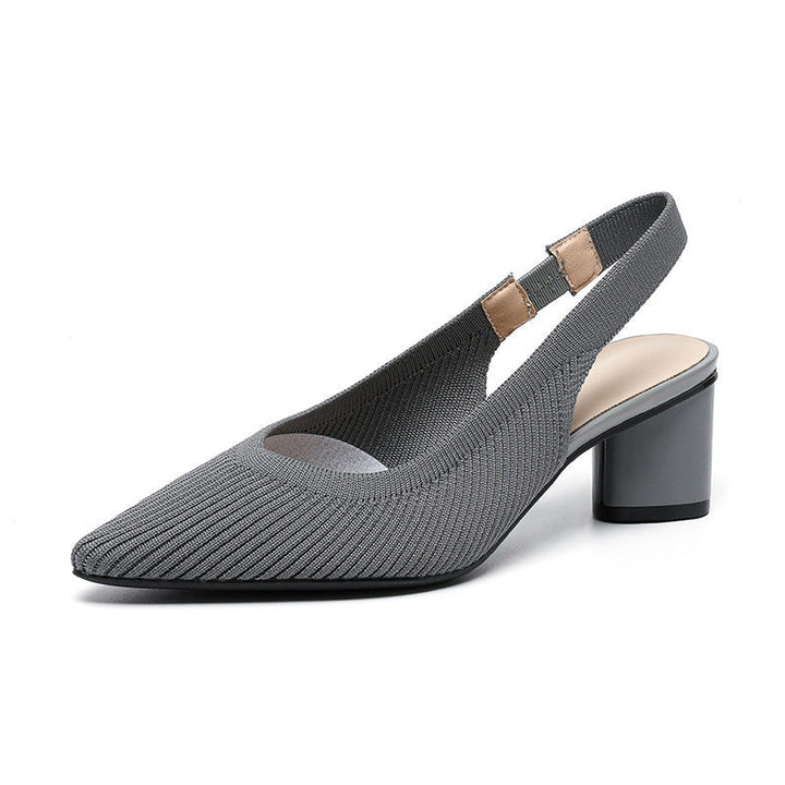Detail van de lage blokhak op comfortabele dames slingback pumps.