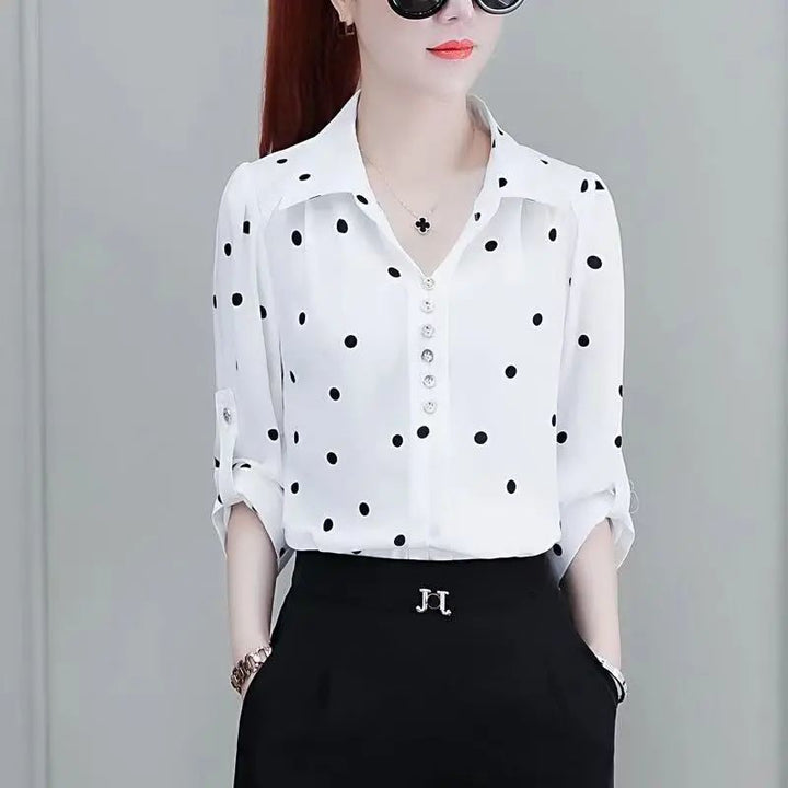 Casual chique damesblouse met knopen en trendy omgeslagen kraag, perfect te combineren voor een complete look.