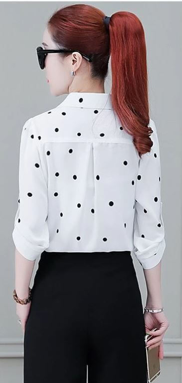 Stijlvolle dameskleding: veelzijdige blouse Fenya met knoopdetails en elegante halflange mouwen, een must-have.