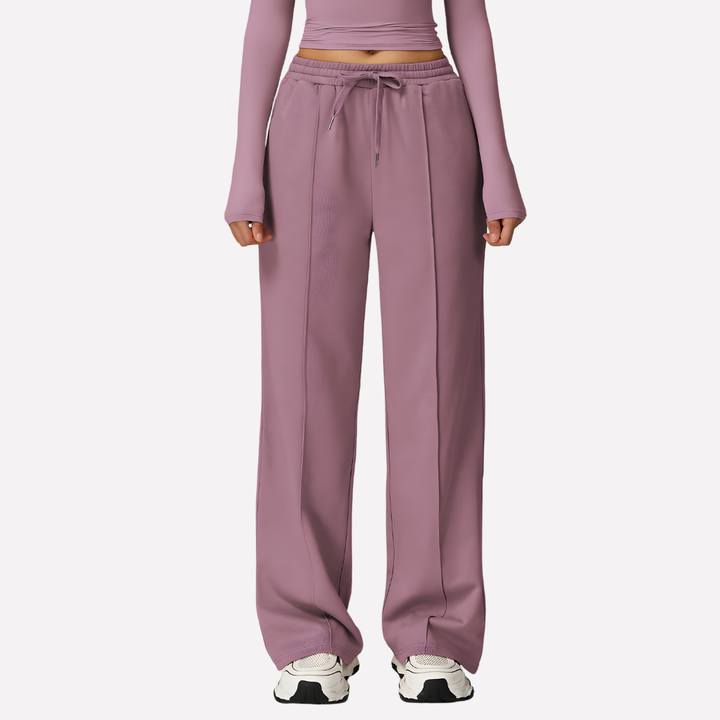 Detail van zachte stof grijze dames sweatpants, wijde pijpen, hoge taille, ideaal voor comfort en casual look.