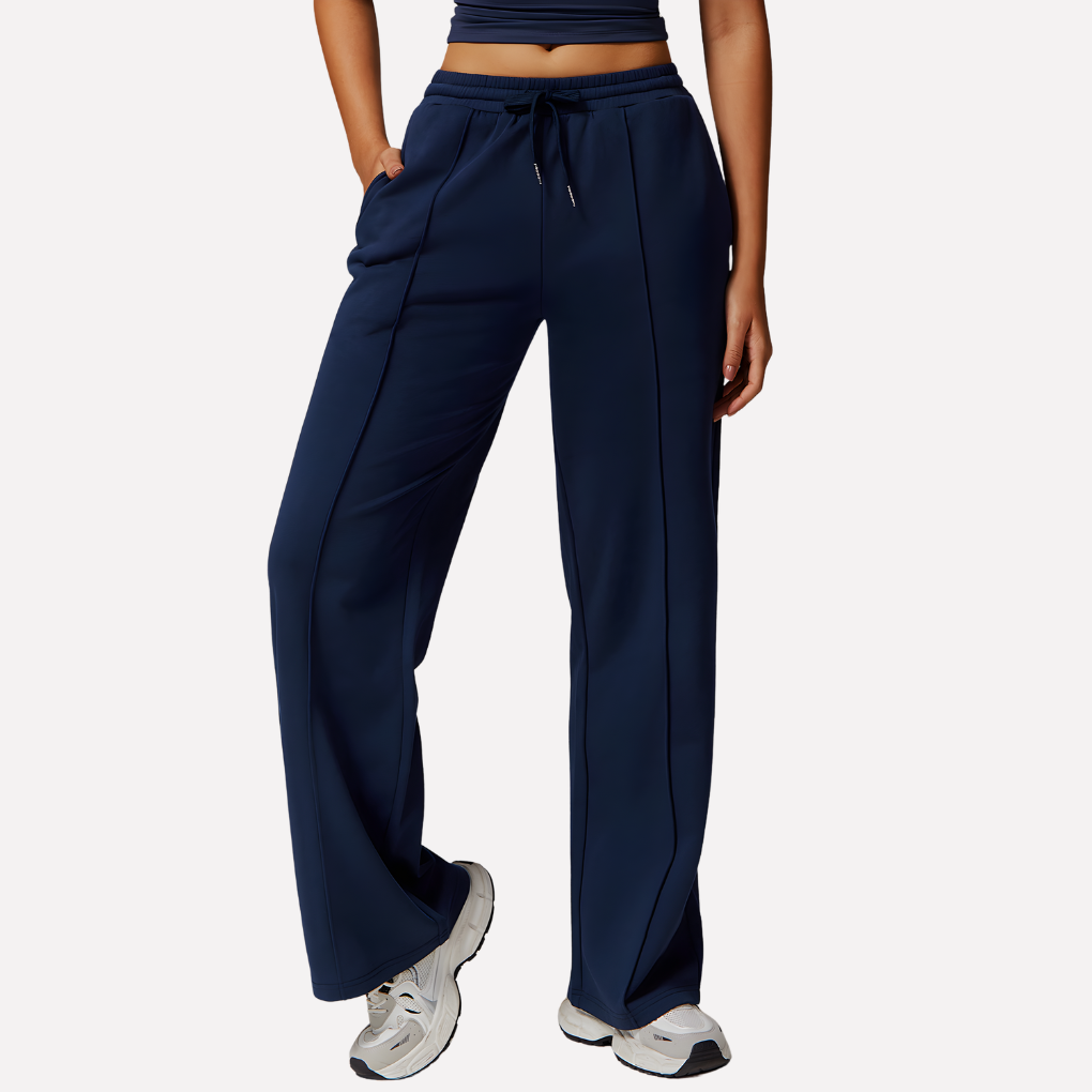 Netjes opgevouwen grijze dames sweatpants met wijde pijpen, zachte stof, klaar voor comfort en relaxte pasvorm.