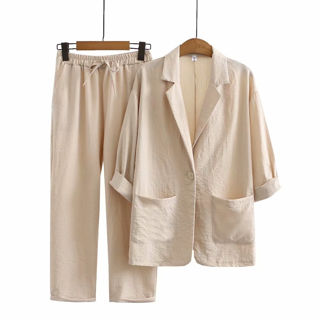 Stijlvolle dames tweestuk set: modieuze blouse en bijpassende broek, veelzijdig voor elke gelegenheid.
