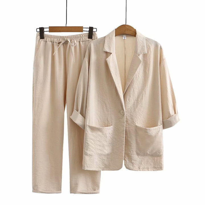 Stijlvolle dames tweestuk set: modieuze blouse en bijpassende broek, veelzijdig voor elke gelegenheid.