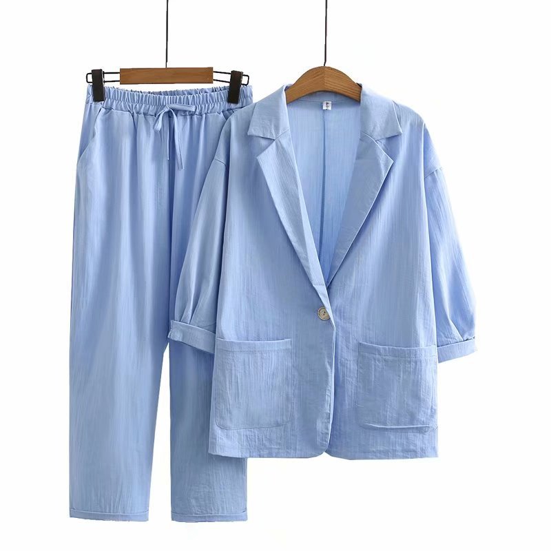 Veelzijdige dameskledingset met comfortabele blouse en broek, ideaal voor zowel casual als chique momenten.