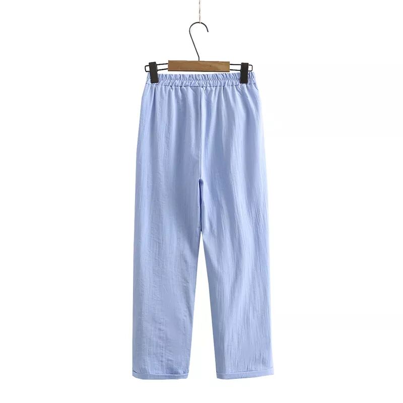 Trendy dameskledingset uit de zomercollectie, bestaande uit een comfortabele blouse en broek.