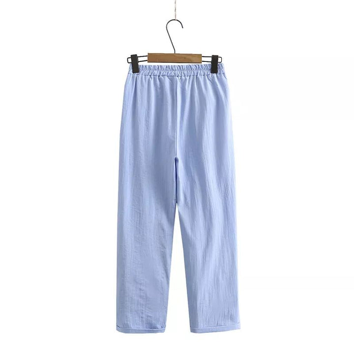 Trendy dameskledingset uit de zomercollectie, bestaande uit een comfortabele blouse en broek.