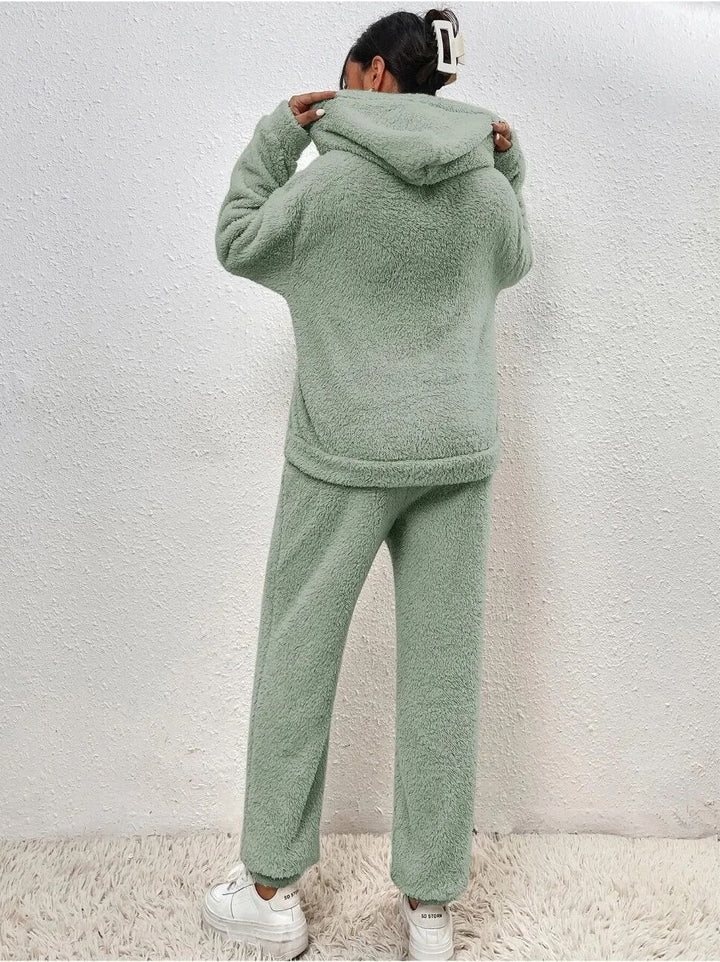 Comfortabel dames loungewear huispak met capuchon, ideaal voor koude winteravonden.