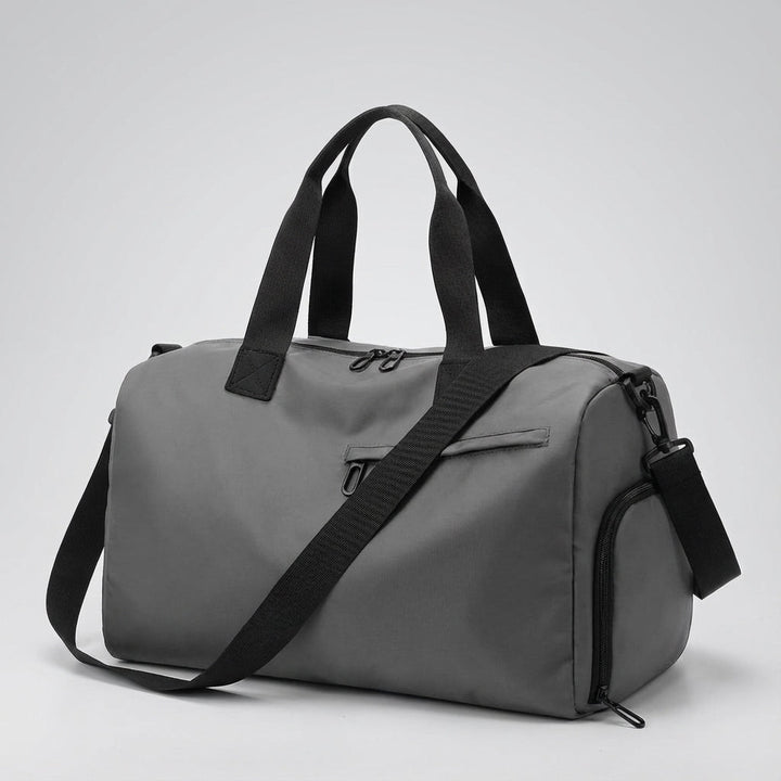 Binnenzijde van georganiseerde dames duffel tas met handige compartimenten en waterdicht schoenvak.