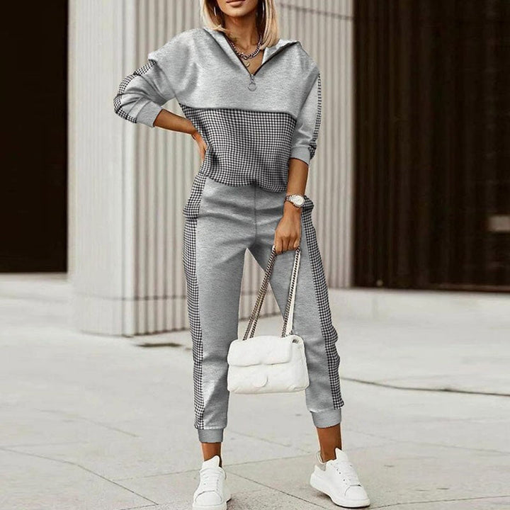 Stijlvol dames SalmasPakje trainingspak. Trendy en zacht, perfect als sportief huispak voor modebewuste dames.