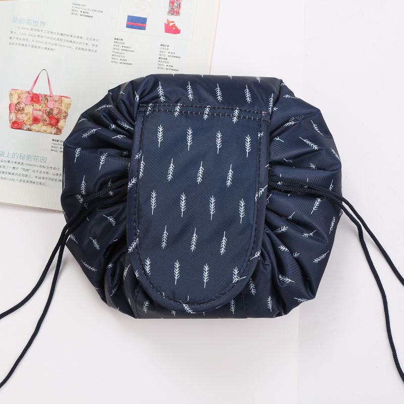 Innovatieve trekkoord tas voor make-up en toiletartikelen, makkelijk te openen en sluiten.