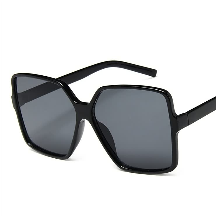 Gekleurde glazen dameszonnebril, trendy en groot, perfect voor elke zomeroutfit.