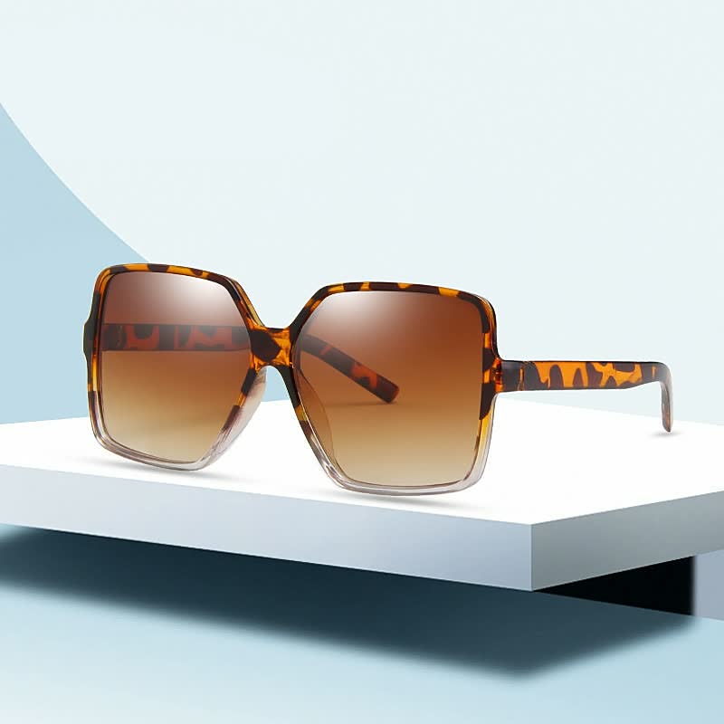 Stijlvolle dames zonnebril met grote, trendy gekleurde glazen; beschermt ogen in de zon.