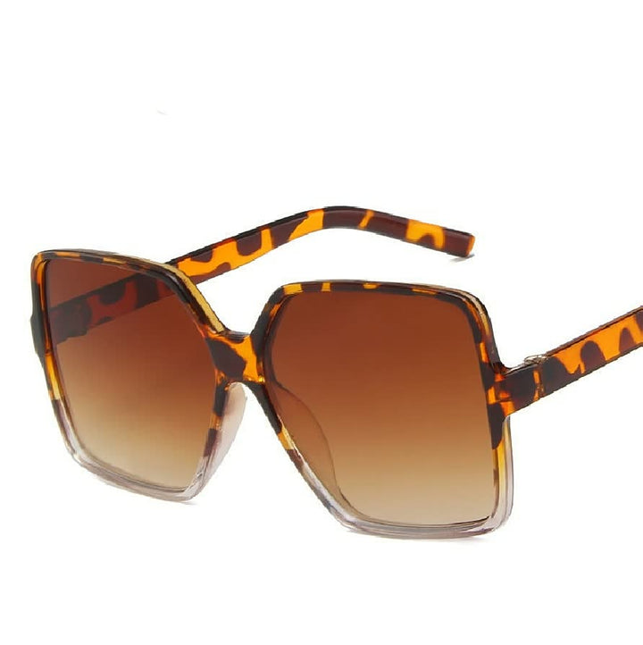 Nieuwe mode accessoire: trendy dameszonnebril met opvallend gekleurde glazen.