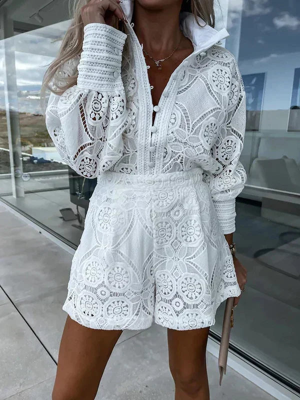 Stijlvolle dames set Mira: kanten crop top en shorts. Tweedelige zomeroutfit voor vakantie, strand en casual look.