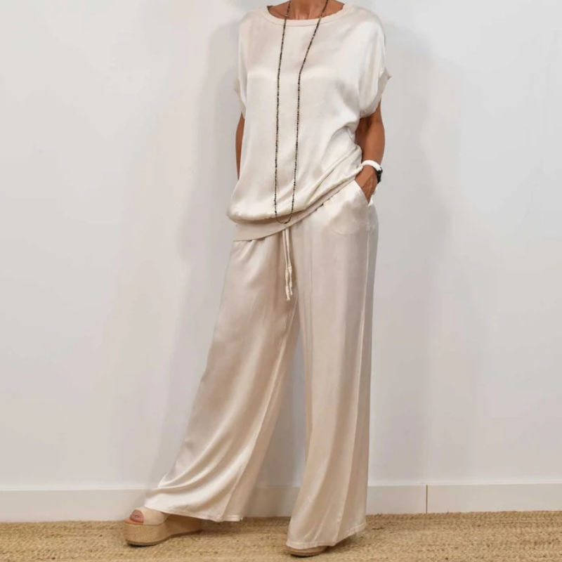 Dames tweedelige set met relaxte wijde pijpen broek en bijpassende top, ideaal voor comfort thuis.