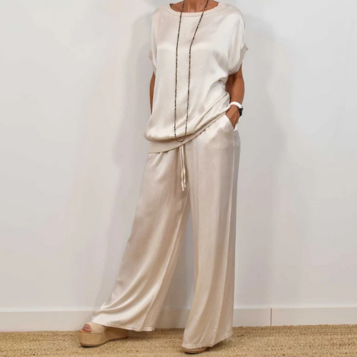Dames tweedelige set met relaxte wijde pijpen broek en bijpassende top, ideaal voor comfort thuis.