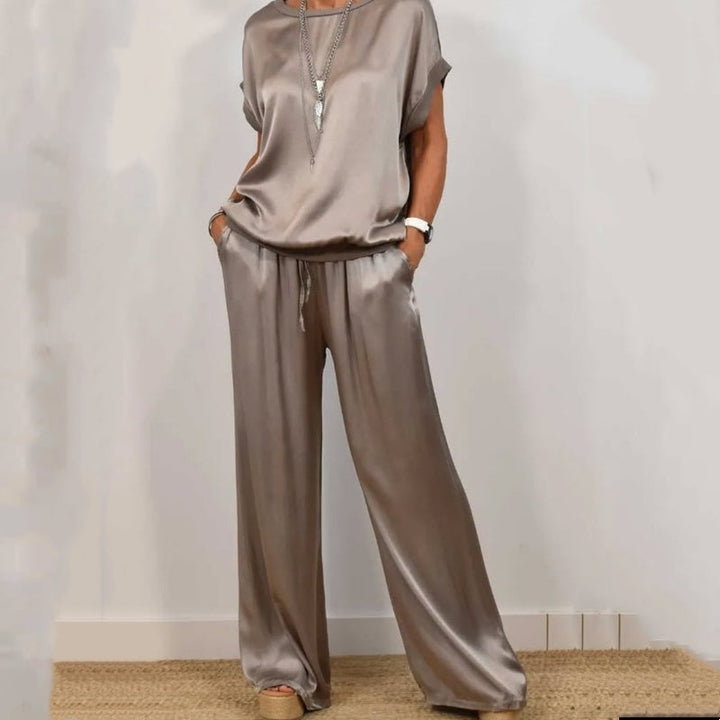 Stijlvolle dames palazzo broek set, tweedelig, met ruime pijpen voor een relaxte en comfortabele look.