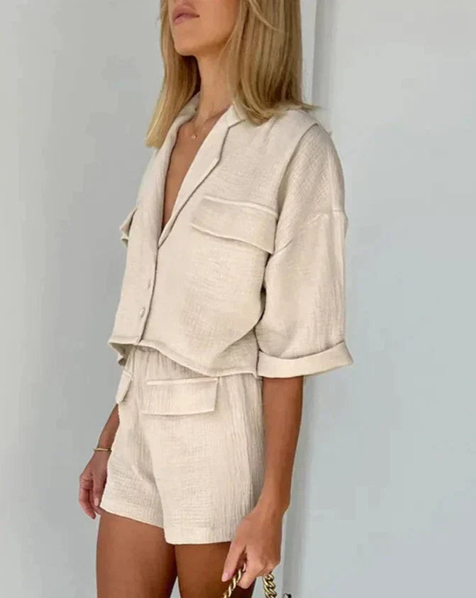 Stijlvolle tweedelige dames outfit voor de zomer, comfortabel en modieus voor vrije tijd en buitenactiviteiten.