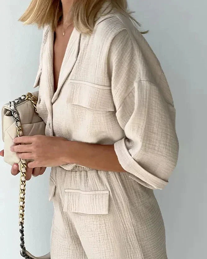 Modieuze tweedelige dames zomerset, een complete outfit van blouse en broek met losse pasvorm.