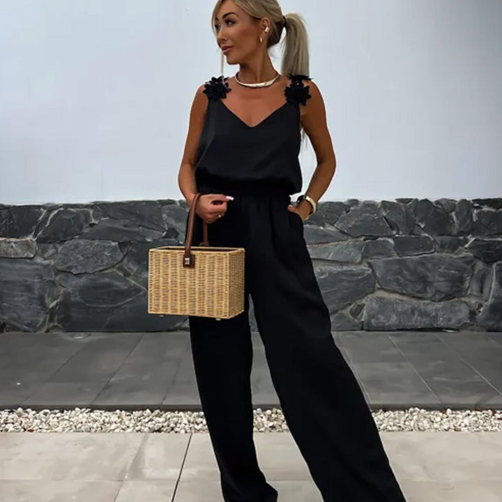 Comfortabele dames maxi jumpsuit met V-hals en flowy wijde pijpen. Stijlvolle zomerkleding.