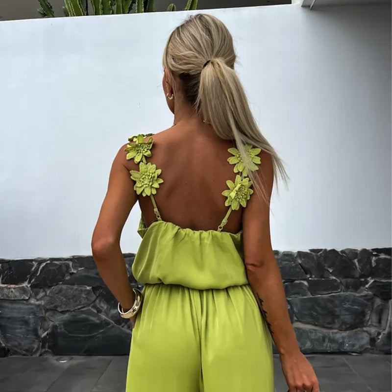 Elegante dames jumpsuit met diepe V-hals en brede pijpen. Ideaal voor een comfortabele zomeroutfit.