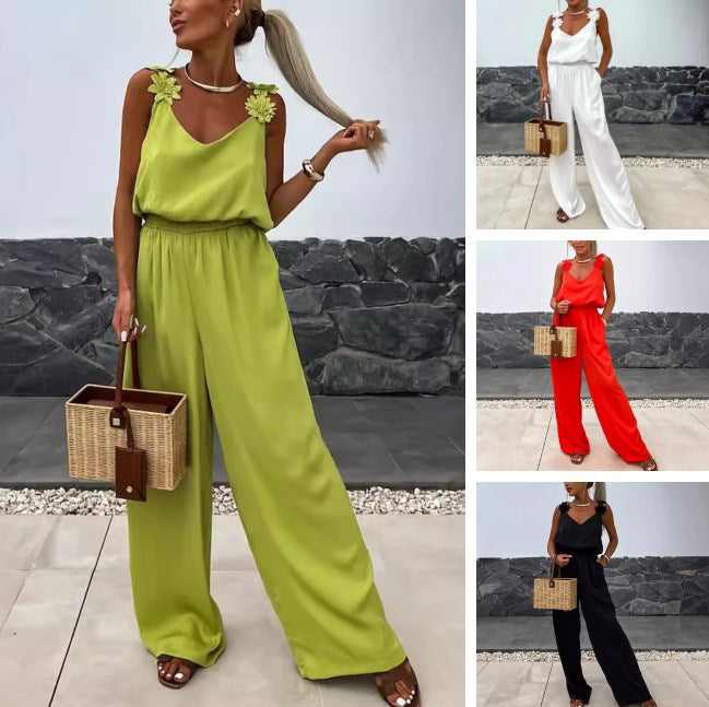 Dames maxi jumpsuit met V-hals en wijde pijpen. Casual chic met subtiele bloemenapplicatie.