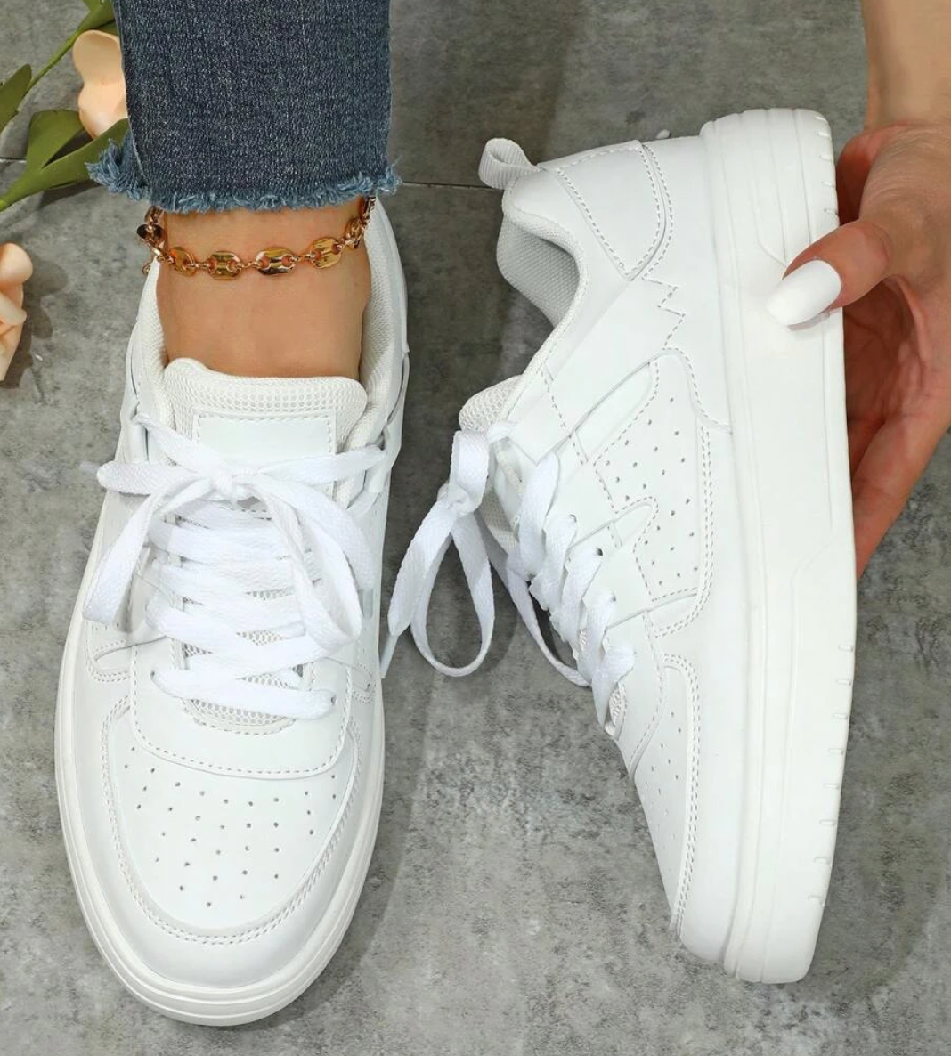 Close-up van Valeen dames sneakers; toont ademende stof en duurzame zool voor optimaal loopcomfort.