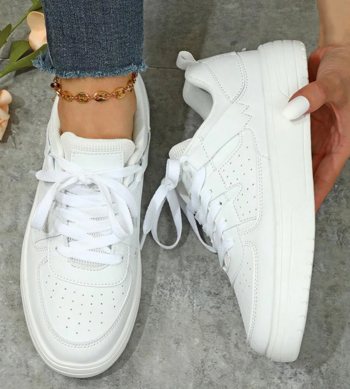 Close-up van Valeen dames sneakers; toont ademende stof en duurzame zool voor optimaal loopcomfort.