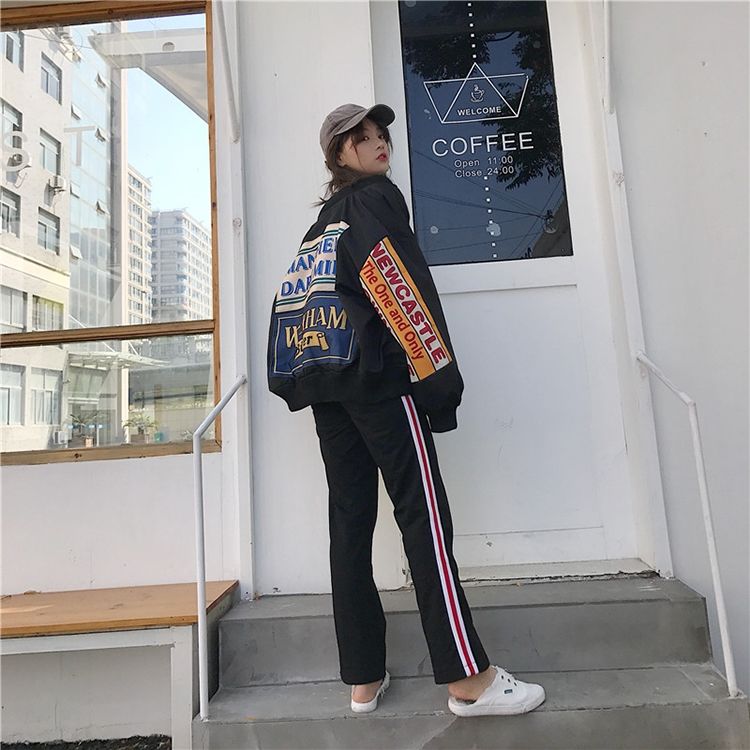 Sportieve dames varsity jacket, een trendy bomberjack voor een casual of streetwear outfit.