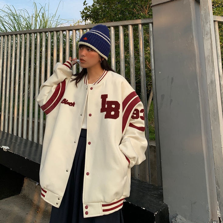 Modieuze dames varsity jacket, een sportief bomberjack voor een trendy en comfortabele casual look.