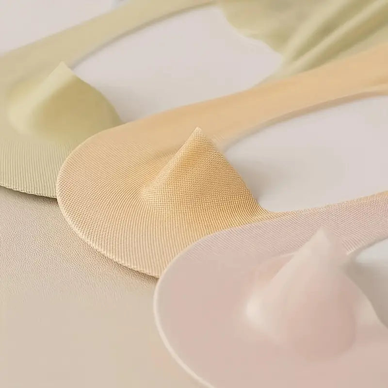 Close-up van ademende, lichtgewicht dames enkelsokken in zachte pastelkleuren, perfect voor comfort.