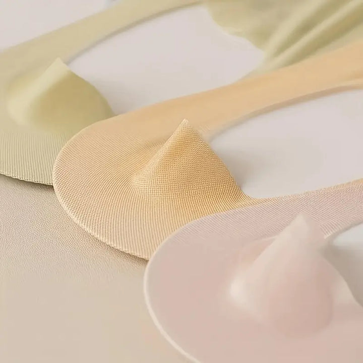 Close-up van ademende, lichtgewicht dames enkelsokken in zachte pastelkleuren, perfect voor comfort.