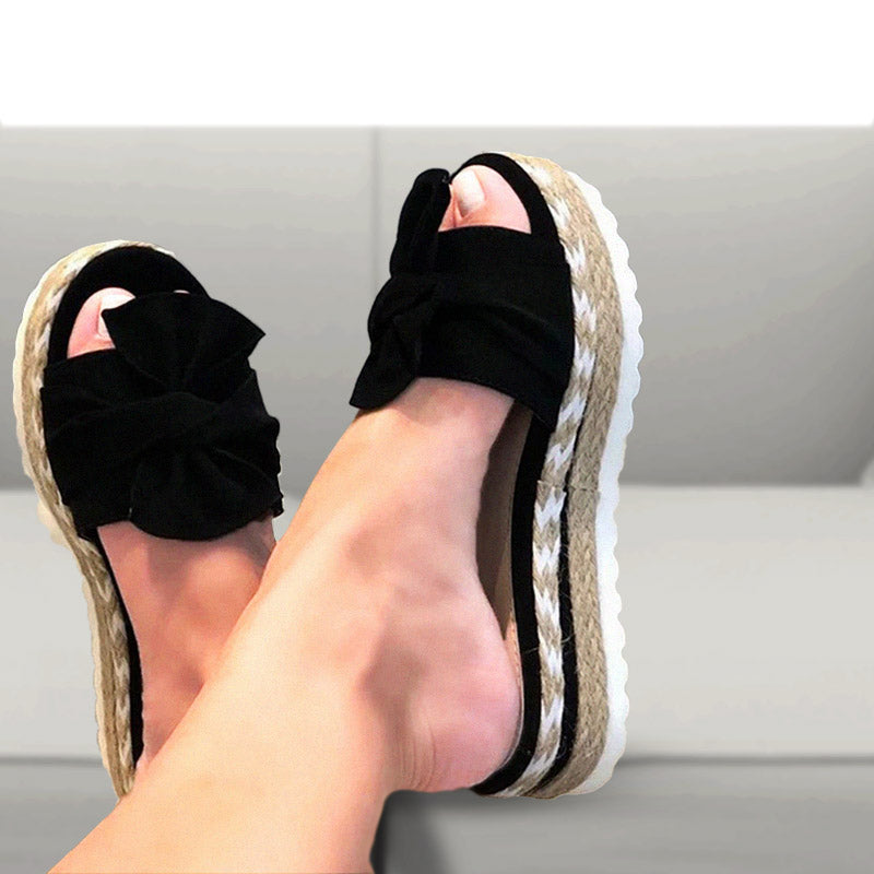 Detail van de rits op moderne dames vlindersandalen, comfortabel en stijlvol voor elke zomer.