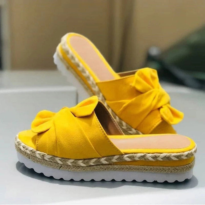 Zomerse dames sandalen met vlinders, rits en comfortabel voetbed, ideaal voor reis en vakantie.