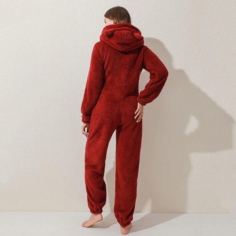 Gevoerde pluche dames jumpsuit, een warme winter onesie ideaal als comfortabel huispak of pyjama.