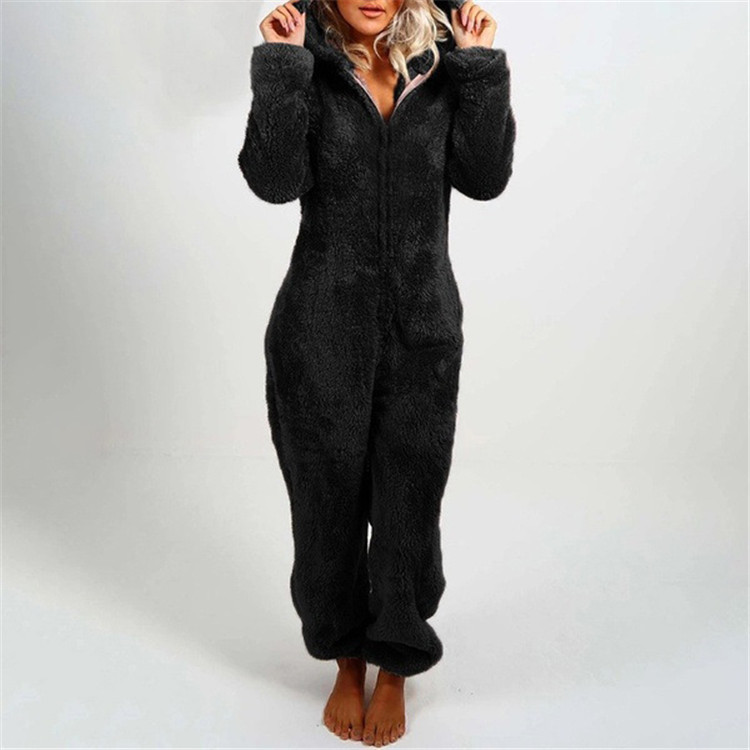 Comfortabele winterse dames jumpsuit van warm pluche, met lange mouw, perfect voor knusse avonden thuis.