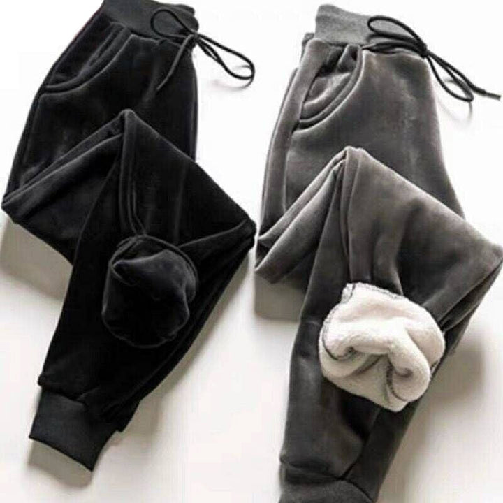 Dames Warme PlucheBroek™ in neutrale kleur, ideaal voor comfortabel thuis relaxen tijdens de winter.
