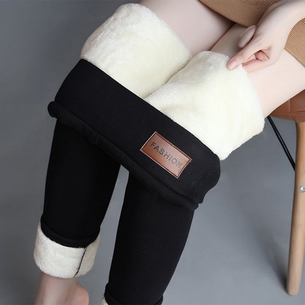 Stijlvolle damesbroek van pluche stof, ontworpen voor warmte en comfort in de wintermaanden.