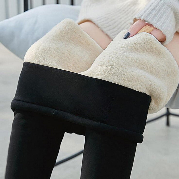 Comfortabele en warme damesbroek van zachte pluche, perfect voor thuis of casual uitjes.