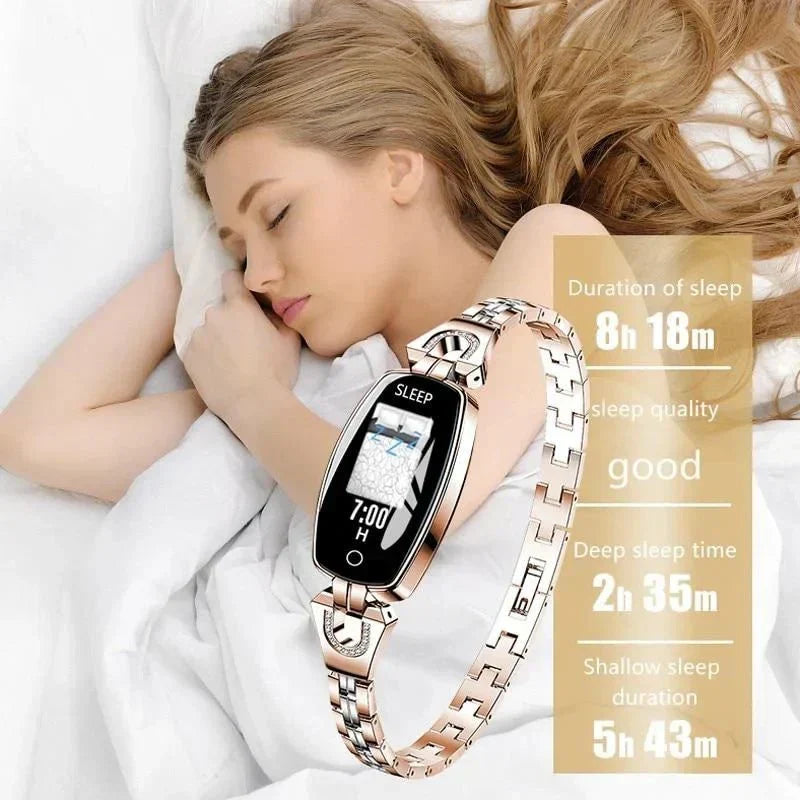 Zilveren waterdichte smart armband voor dames, trackt fitnessdoelen en gezondheidsparameters.