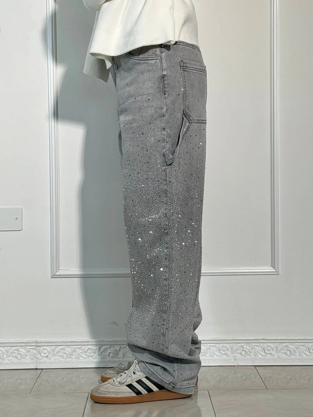 Trendy strassjeans dames, wide leg model met een losse pasvorm en glitter details.