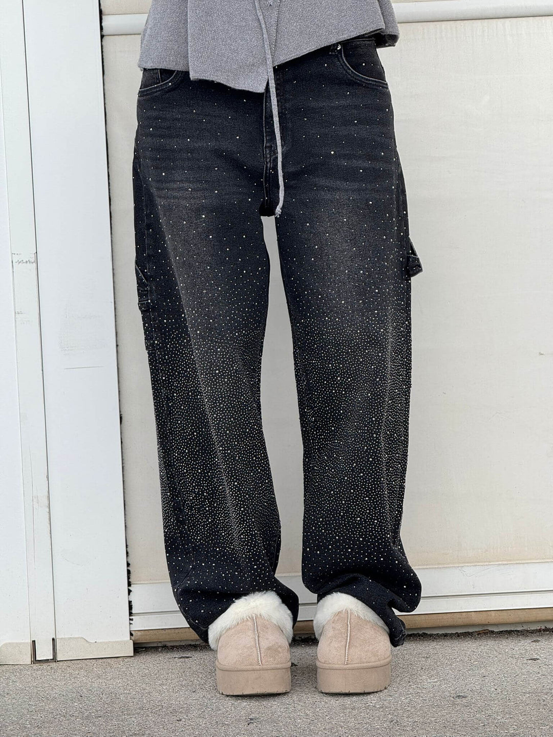 Zomerse dames wideleg jeans met strass-steentjes. Comfortabele modieuze broek.