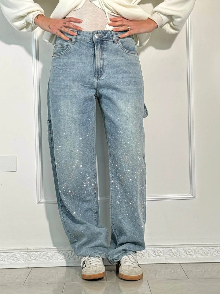 Losvallende dames spijkerbroek met strass-steentjes en wijde pijpen. Ideaal voor zomer.