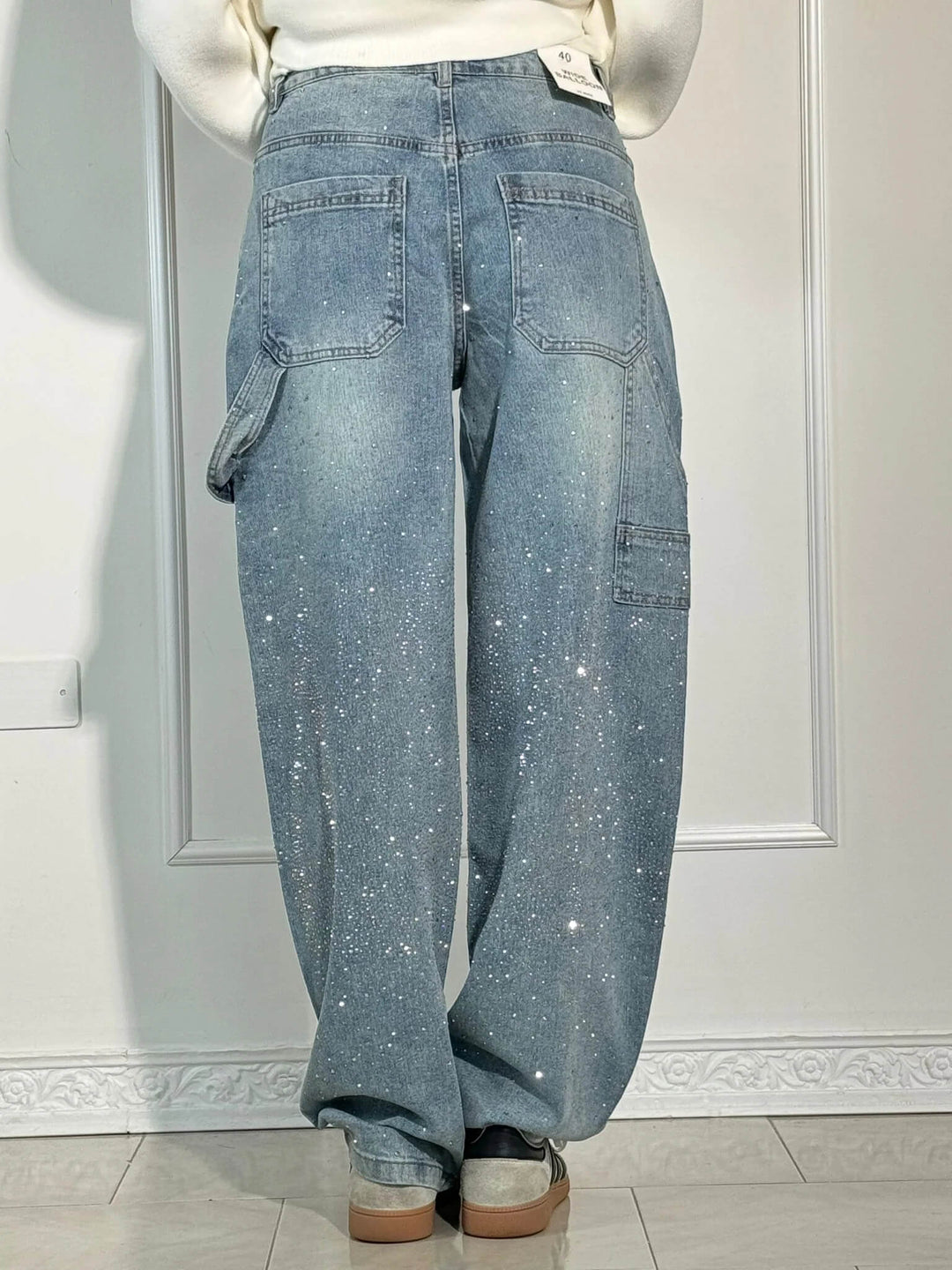 Stijlvolle dames jeans met wijde pijpen en subtiele strass afwerking. Trendy lente look.