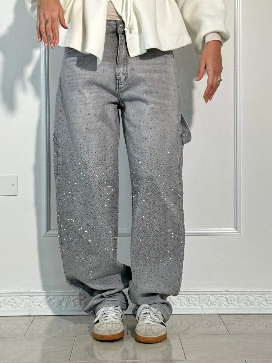 Casual chique damesjeans met wijde pijpen en sprankelende strass decoratie.